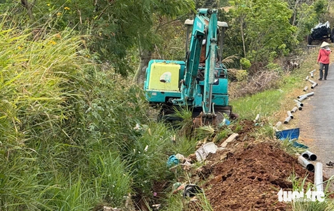 Hồ cạn kiệt, dân góp tiền mua ống, địa phương 'tăng bo' nước cứu hơn 2.000ha cây trồng - Ảnh 3.