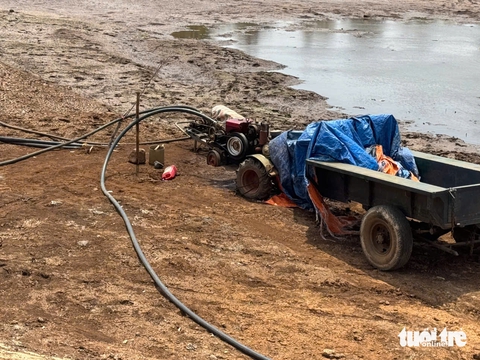 Hồ gần cạn kiệt, dân góp tiền mua ống 'tăng bo' nước về cứu cây trồng - Ảnh 5.