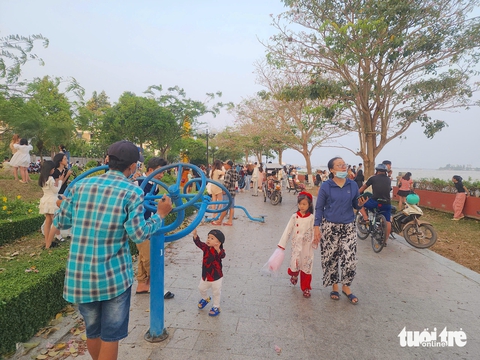 Người dân thích thú với hàng hoa kèn hồng bên dòng sông Tiền - Ảnh 6.