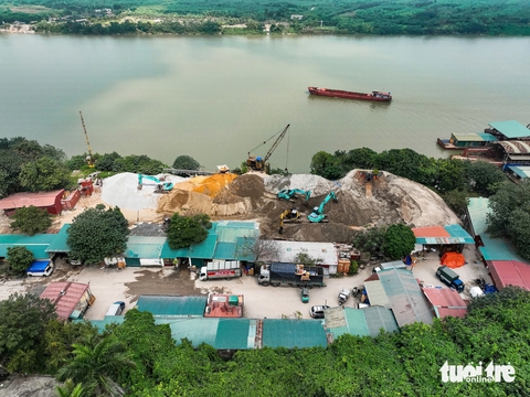 Bộ Nông nghiệp và Môi trường đề nghị Hà Nội xử lý nhiều công ty ngoài đê sông Hồng - Ảnh 1.