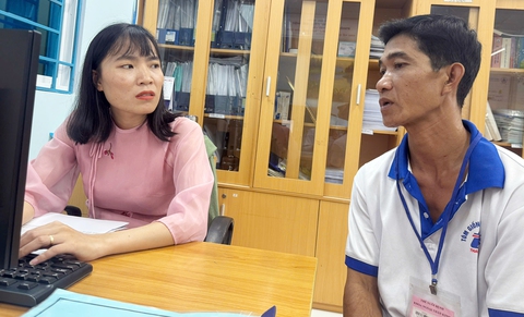Những 'chiến sĩ áo xanh' cứu người bệnh - Ảnh 2. Nhân viên công tác xã hội: 'Chiến sĩ áo xanh' cứu người bệnh - Ảnh 3.