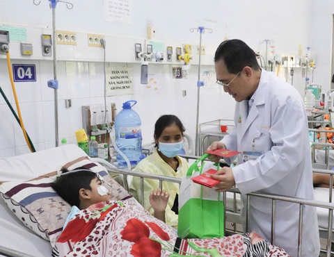 Vơi nỗi lo bệnh tật nhờ có nhân viên công tác xã hội - Ảnh 8.