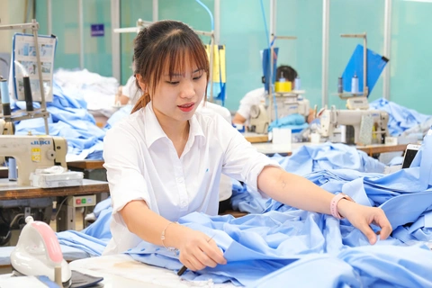 Sáp nhập tỉnh thành, lương tối thiểu vùng ra sao? - Ảnh 1. lương tối thiểu vùng - Ảnh 1.