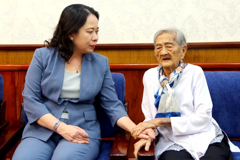 Phó chủ tịch nước Võ Thị Ánh Xuân tặng quà cho người có công ở Đồng Nai - Ảnh 1.