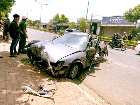 Vụ xe hơi tông biển báo giao thông: Tài xế có nồng độ cồn rất cao, 1 nạn nhân đã chết - Ảnh 1.