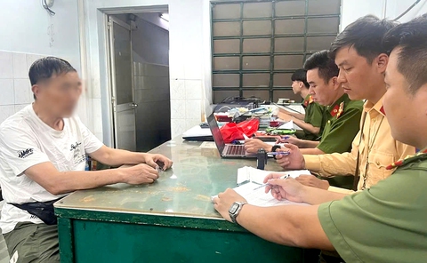 Người đàn ông Trung Quốc 75 tuổi lái vali điện giữa TP.HCM bị lập biên bản - Ảnh 1.