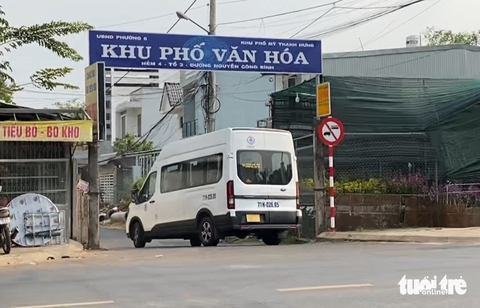 Phạt nhiều tài xế chạy xe vào khu dân cư để né xếp hàng qua cầu Rạch Miễu - Ảnh 1.