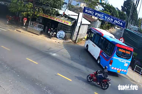Phạt nhiều tài xế chạy xe vào khu dân cư để né xếp hàng qua cầu Rạch Miễu - Ảnh 3.