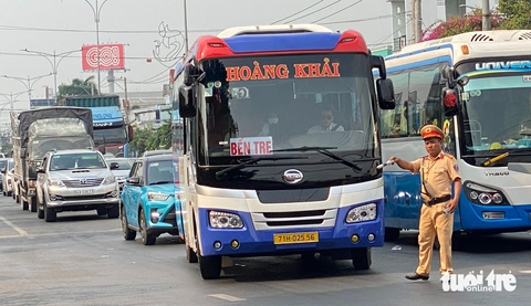 Phạt nhiều tài xế chạy xe vào khu dân cư để né xếp hàng qua cầu Rạch Miễu - Ảnh 4.