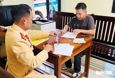 Phạt 5 triệu đồng tài xế chở khách hai tay cầm hai điện thoại - Ảnh 2.