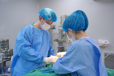 Chi hàng chục triệu tiêm filler ‘nâng ngực, độn mông’ rồi nhập viện vì biến chứng - Ảnh 1. tiêm filler - Ảnh 1.