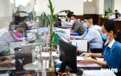 Thông tin mới về đề xuất lương, phụ cấp chức vụ cán bộ khi sáp nhập tỉnh, xã - Ảnh 1. Đề xuất bảo lưu tiền lương trong sáu tháng cho cán bộ sau sáp nhập - Ảnh 1.