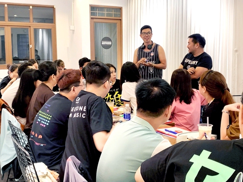 Học ngoại ngữ miễn phí giữa lòng Sài Gòn - Ảnh 1.