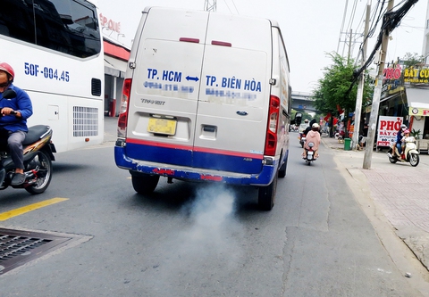 Giảm khí thải xe xăng: Cấm xe theo khu vực hay hạn chế mua xe mới? - Ảnh 1. xe xăng - Ảnh 1.