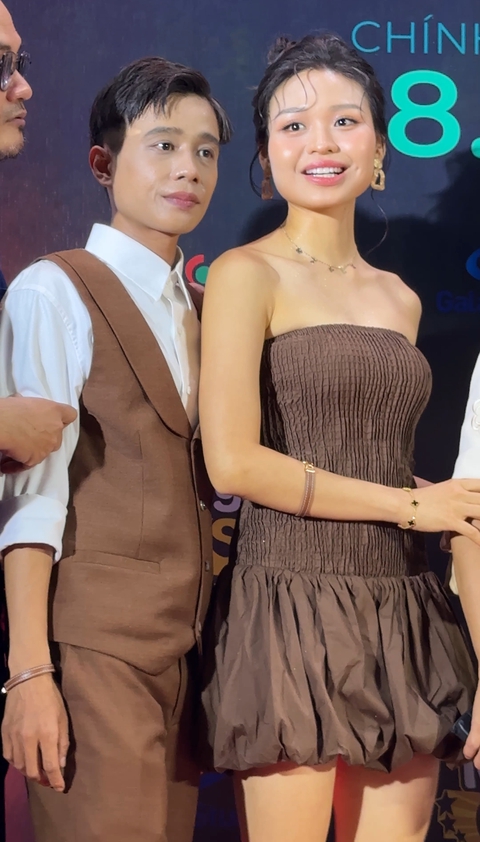 Độc lạ thảm đỏ: Dàn cast 'Âm dương lộ' đi xe cứu thương dự sự kiện - Ảnh 2. Độc lạ thảm đỏ: Dàn cast 'Âm dương lộ' đi xe cứu thương dự sự kiện - Ảnh 2.