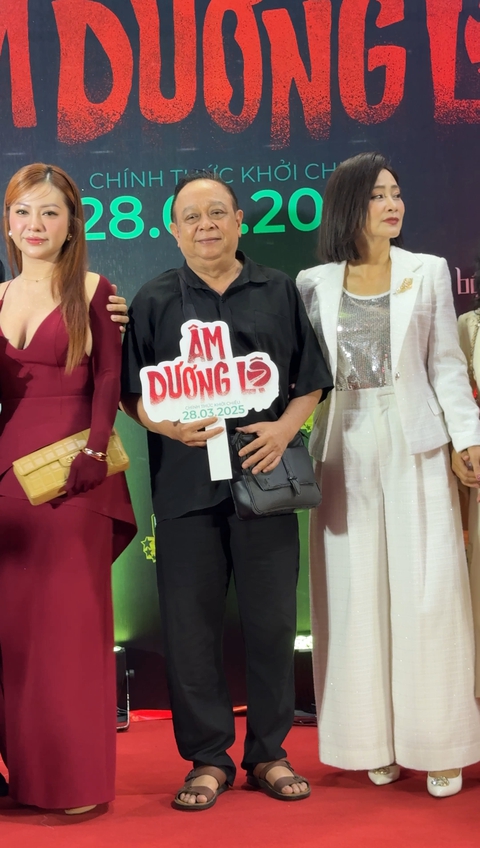 Độc lạ thảm đỏ: Dàn cast 'Âm dương lộ' đi xe cứu thương dự sự kiện - Ảnh 7. Độc lạ thảm đỏ: Dàn cast 'Âm dương lộ' đi xe cứu thương dự sự kiện - Ảnh 7.
