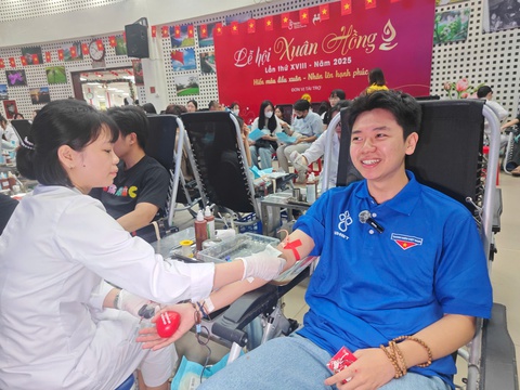 Sinh nhật Đoàn, người trẻ rủ nhau đi hiến máu tình nguyện - Ảnh 1. Sinh nhật Đoàn, người trẻ rủ nhau đi hiến máu tình nguyện - Ảnh 1.
