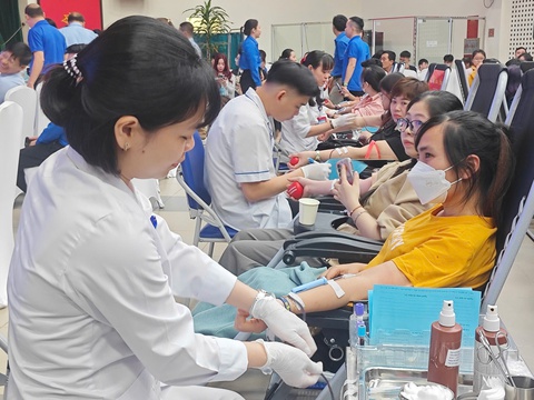 Sinh nhật Đoàn, người trẻ rủ nhau đi hiến máu tình nguyện - Ảnh 3. hiến máu - Ảnh 3.