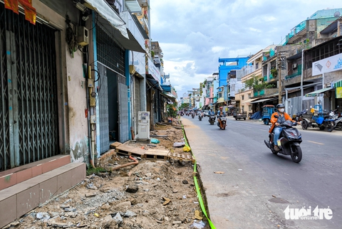 Hơn một nửa đường ở TP.HCM không có vỉa hè - Ảnh 2.