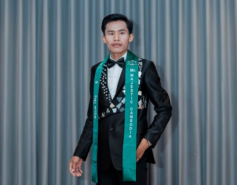 Nam vương Campuchia dọa kiện chủ hai tài khoản Facebook lăng mạ thí sinh - Ảnh 1. Nam vương Campuchia - Ảnh 1.