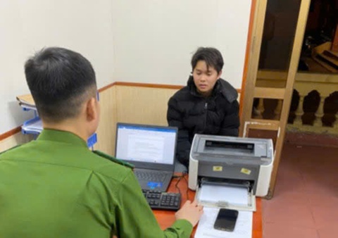 Bắt khẩn cấp thanh niên 'thông chốt' nồng độ cồn, tông trọng thương cảnh sát giao thông - Ảnh 1.