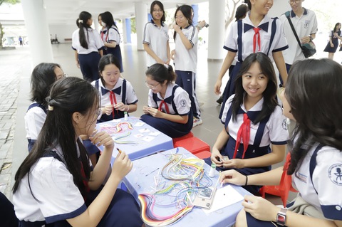 Choáng ngợp với thư viện số, sân chơi xịn sò ở Trường THPT chuyên Trần Đại Nghĩa - Ảnh 8. Choáng ngợp với thư viện số, sân chơi xịn sò ở Trường THPT chuyên Trần Đại Nghĩa - Ảnh 7.