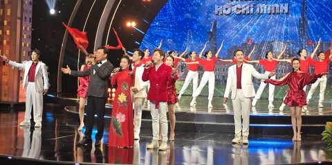 NSND Tạ Minh Tâm là ca sĩ yêu thích nhất ở Thành phố tình ca - Ảnh 5. NSND Tạ Minh Tâm là ca sĩ yêu thích nhất ở Thành phố tình ca - Ảnh 5.