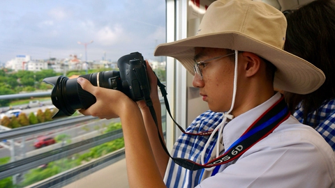 Học sinh đi metro, ghi lại 'chân dung thành phố' qua ống kính - Ảnh 1.