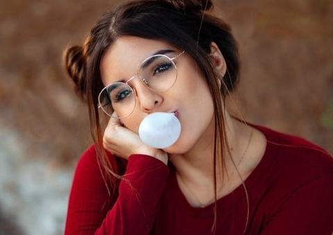 Nhai kẹo cao su có thể nuốt hàng trăm mảnh vi nhựa - Ảnh 1. Nhai kẹo cao su có thể nuốt hàng trăm mảnh vi nhựa - Ảnh 1.
