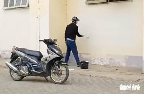Người đi ô tô xịt sơn 'khỏi hen 100%': Phường bắt đi sơn lại, 'tác giả' mong không bị phạt - Ảnh 1.