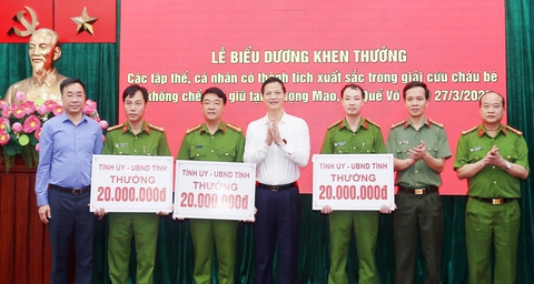 Khen thưởng công an giải cứu cháu bé bị bắt làm con tin trên mái nhà - Ảnh 1. Khen thưởng công an vụ giải cứu cháu bé bị bắt làm con tin trên mái nhà - Ảnh 1.
