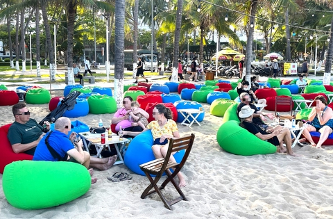 BlueSea Beach & Bar ở Nha Trang lấn chiếm bãi biển, kinh doanh không phép - Ảnh 3. bãi biển - Ảnh 3.