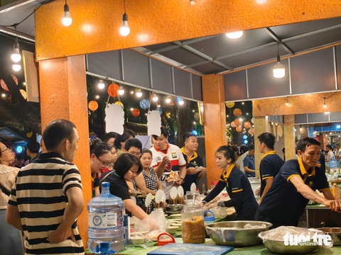 Người dân TP.HCM ùn ùn đổ về lễ hội ẩm thực Saigontourist Group 2025 - Ảnh 2.