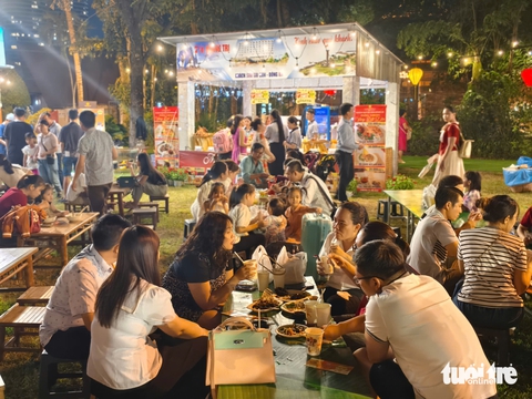 Người dân TP.HCM ùn ùn đổ về lễ hội ẩm thực Saigontourist Group 2025 - Ảnh 3.