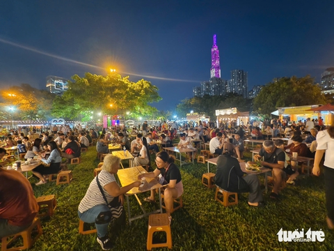 Người dân TP.HCM ùn ùn đổ về lễ hội ẩm thực Saigontourist Group 2025 - Ảnh 4.
