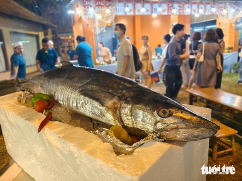 Người dân TP.HCM ùn ùn đổ về lễ hội ẩm thực Saigontourist Group 2025 - Ảnh 5.