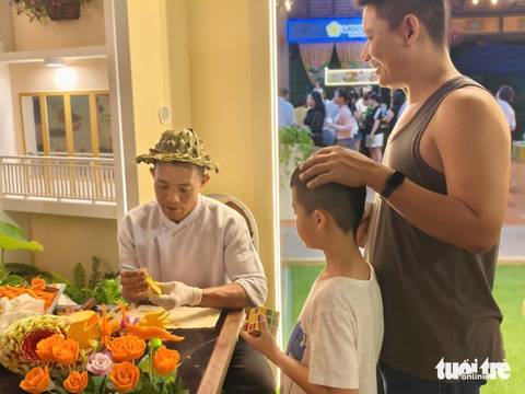 Người dân TP.HCM ùn ùn đổ về lễ hội ẩm thực Saigontourist Group 2025 - Ảnh 6.