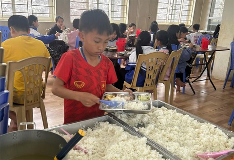 Suất ăn 20.000 đồng của học sinh nội trú Mường Lát có 4 món, phụ huynh vui - Ảnh 6.