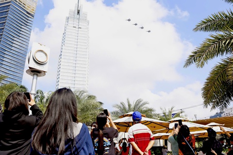 Xem tiêm kích nhào lộn, trực thăng xếp đội hình từ bến Bạch Đằng đến Landmark 81 - Ảnh 17.