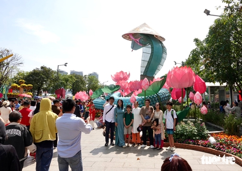 Tự hào Đường sách TP.HCM, Đường hoa Nguyễn Huệ - Ảnh 1. Tự hào Đường sách TP.HCM, Đường hoa Nguyễn Huệ - Ảnh 1.