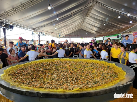 Bánh xèo ‘siêu to khổng lồ, bánh chưng ‘lớn nhất’ xuất hiện tại Lễ hội bánh dân gian Nam Bộ 2025 - Ảnh 1.