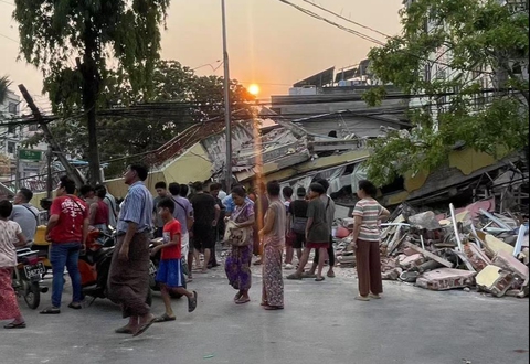 Đêm đầu của người dân và du khách tại Myanmar sau thảm hoạ động đất - Ảnh 1. động đất - Ảnh 1.