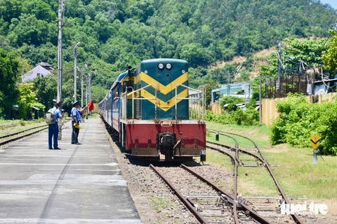 Đi tàu hỏa khám phá Bình Định qua tour du lịch độc đáo - Ảnh 1.