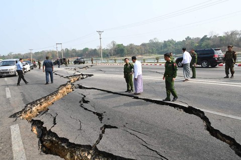 Động đất ở Myanmar tương đương ‘334 quả bom nguyên tử’, dư chấn kéo dài hàng tháng - Ảnh 2. Động đất ở Myanmar tương đương ‘334 quả bom nguyên tử’, dư chấn kéo dài hàng tháng - Ảnh 2.