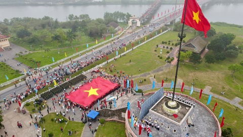 Nguyễn Thị Oanh, Lê Thị Oanh được ôn lại lịch sử tại đôi bờ Hiền Lương - Bến Hải - Ảnh 1. Nguyễn Thị Oanh, Lê Thị Tuyết được ôn lại lịch sử tại đôi bờ Hiền Lương - Bến Hải - Ảnh 1.