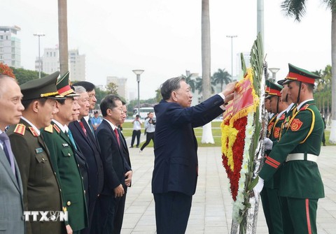 Tổng Bí thư Tô Lâm dâng hương tưởng niệm các Anh hùng liệt sĩ tại Đài tưởng niệm thành phố Đà Nẵng - Ảnh 2.