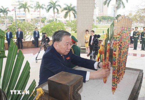Tổng Bí thư Tô Lâm dâng hương tưởng niệm các Anh hùng liệt sĩ tại Đài tưởng niệm thành phố Đà Nẵng - Ảnh 1.