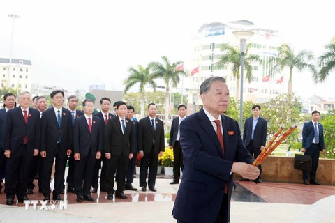 Tổng Bí thư Tô Lâm dâng hương tưởng niệm các Anh hùng liệt sĩ tại Đài tưởng niệm thành phố Đà Nẵng - Ảnh 3.