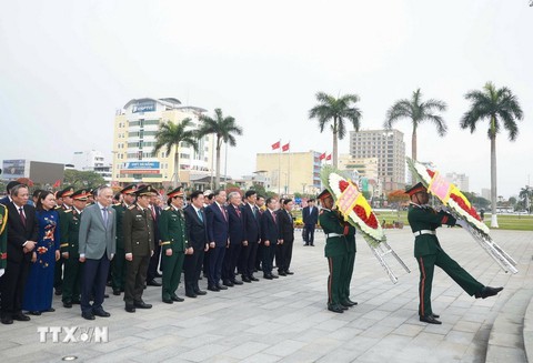 Tổng Bí thư Tô Lâm dâng hương tưởng niệm các Anh hùng liệt sĩ tại Đài tưởng niệm thành phố Đà Nẵng - Ảnh 4.