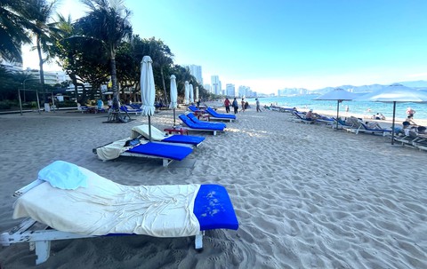 Vụ khách sạn cho thuê lại bãi biển Nha Trang: Phát hiện nhiều vi phạm - Ảnh 1. Phát hiện khách sạn 4 sao lấn chiếm bãi biển Nha Trang - Ảnh 1.